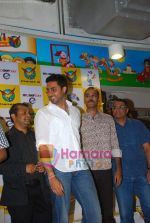 Abhishek Bachchan, Rohan Sippy at Dum Maro Dum DVD launch in Shoppers Stop, Mumbai on 4th June 2011 (8).JPG